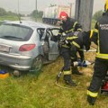 Drama u Kragujevcu: Suvozač ostao zarobljen u vozilu, vatrogasci munjevito počeli da seku vozilo