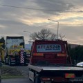 Drama u Novom Sadu: Vetar oborio drvo, saobraćaj u haosu