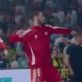 VIDEO Kalinić gađao nazad navijače Budućnosti: Drugi ugao haosa u Morači, evo šta se dešavalo pre prekida