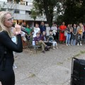 Protest u dvorištu OŠ „Đuro Strugar“ na Novom Beogradu: Roditelji se plaše za bezbednost dece