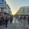 (VIDEO) Pristalica SNS iz kolone „protiv blokada“ fizički nasrnuo na mladića u Kraljevu