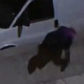 (Uznemirujuće) Bežeći od policije, muškarac izleteo na autoput, pregazilo ga više vozila, sve prenošeno uživo na TV (video)…