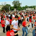 Posle Beograda, i u Kosjeriću problem zbog poruke na majicama malih maturanata