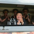 Kim Džong Un nadgledao testiranje oružja, predstavljeni novi raketni sistemi: Imaju 24 cevi i domet od 90 kilometara