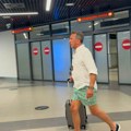 Žika sleteo u šortsu na aerodrom! Projurio kroz hol sa koferom, svi misle da stiže sa egzotične destinacije