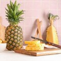 Kako jednostavno oljuštitit ananas: Potreban vam je samo minut!