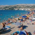 Na hrvatsku plažu je doplutao mrtvački sanduk i ova scena je dostojna filma