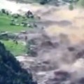 Najstrašniji snimak poplava u Nepalu: Ljudi stoje na balkonu dok oko njih divlja bujica, prepušteni sudbini!