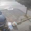 Strašan udes u Inđiji: Umalo da električnim skuterom ubije čoveka na trotoaru! Pokosio ga u sekundi (snimak)