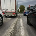 Beton se prosipa po ulicama Kragujevca, mikseri ostavljaju opasan trag za vozila