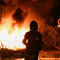 (Foto, video) Žandarm zapaljen na protestu u Francuskoj! Demonstranti na njega bacili molotovljev koktel, privedeno 520 osoba