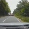 Ovako se gine na putu! Kamizkaza na putu isekao dva vozila, za sekund izbegnuta tragedija! (video)