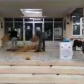 Građani prosuli đubrivo ispred opštine (foto/video)