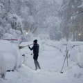 Letovi otkazani, saobraćaj u kolapsu: Sneg okovao ovu evropsku državu, očekuje se još padavina (foto)