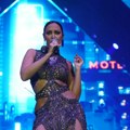Prija "izgrmela" na drugom koncertu u Zagrebu: Gori u haljini od kristala, prorezi pokazali previše