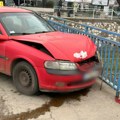 Udario u automobil u centru Leskovca, rotirao se pa završio u ogradu na mostu