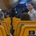 Drama na letu za Španiju Let je morao da bude preusmeren, putnici prekršili važno pravilo! (video)
