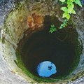 Dečak upao u bunar na Siciliji i preminuo, sumnja se na ubistvo iz nehata