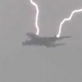 Grom udario u avion Osvanuo je jezivi snimak (video)