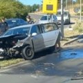 Jeziv snimak iz Novog Sada: Delovi kola rasuti po putu, auto zgužvan, drugi odleteo, policija na sve strane