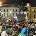 FOTO, VIDEO: Studenti se vratili u Zrenjanin, građani im priredili emotivan doček na trgu