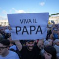 Slavlje u Vatikanu: Na hiljade vernika na Trgu Svetog Petra oduševljeno čeka obraćanje novog pape
