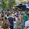 Protest ispred PS Novi Beograd zbog hapšenja osumnjičenih za napad na Miloša Pavlovića