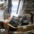 Dve devojčice iz Beograda čupale i šutirale apotekarku, dečak je pljačkao: Deca terorišu gradske apoteke!