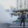 Ovako treba i srpska policija da radi! Francuske jedinice razbijaju sve pred sobom! Suzavac po facama srednjoškolaca dokazano…