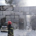 Goreo auto u Borči: Vatra buknula u garaži, požar odmah lokalizovan
