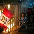 Na masovnim protestima u Peruu protiv predsednika jedna osoba ubijena, desetine povređene
