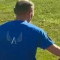 Dirljiva scena: Otac nastradale Angeline Aćimović u posebnoj majici izašao na fudbalski teren