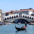 Venecija: Ukradeni teretni čamac udario u most Rialto – teško oštećena ograda iz 16. veka