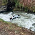 Ivanjica – Automobil sleteo u reku kod restorana Lido, muškarac spašen
