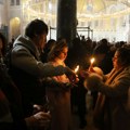 Deljenje blagodetnog ognja u Hramu Svetog Save: Arhijerej upalio prvu sveću pre ponoćne liturgije