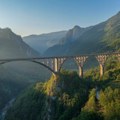 Penju se na skelu iznad provalije zbog jedne fotografije: Inženjeri u šoku kad su videli šta rade turisti