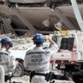 Срушила се зграда у центру града: аутомобили под рушевинама, две особе критично, лекари им се боре за живот (видео)
