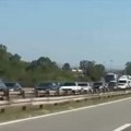 Kilometarska kolona ka Beogradu: Automobili mile zbog udesa na auto-putu (video)