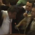 Pogledajte momenat kada Kurti beži sa govornice dok traje tuča u skupštini tzv. Kosova: Uhvaćen za vrat