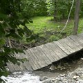 Na samo par metara od kuće ne mogu da pređu reku (VIDEO)
