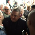Zamenik gradonačelnika Zrenjanina izviždan tokom tribine „Proglasa“: Okupljeni građani na ulici ga ispratili uz povike…