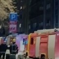 Požar u centru grada Četiri vatrogasna vozila na terenu, ulica blokirana (video)