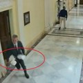 Bruka: Pogledajte kako Đilasova opozicija krade toalet papir u Skupštini (video)