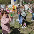 Učenici ukrasili uskršnje drvo u centru Mužlje (FOTO) Mužlja - Uskršnje drvo