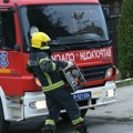Požar na Voždovcu: Gusti dim kulja sa poslednjeg sprata zgrade, vatrgoasci na terenu VIDEO