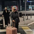 (Paparaco) Nataša Bekvalac sa sestrom, vuče "džinovski" kofer Njih dve modne ikone i na aerodromu: A jedan potez je sve…