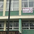 Studenti FTN-a u blokadi ograđuju se od lica koja su palila baklje u kampusu (FOTO)