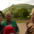 (Video) Ošamarila novinarku na zadatku: Kamere zabeležile napad prilikom snimanja: Bračni par uhapšen