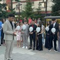 Defile maturanata ‘Svetog Save’, emotivno i u suzama, beli golub za školskog druga (FOTO&VIDEO)