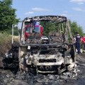 Osetili smo dim i u trenutku se sve zacrnelo! Zapalio se minibus na redovnoj liniji, vozač reagovao odmah